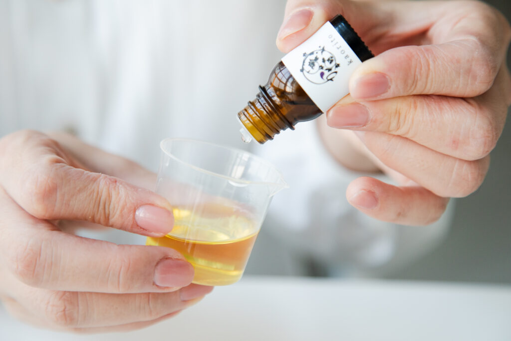 精油を垂らす様子