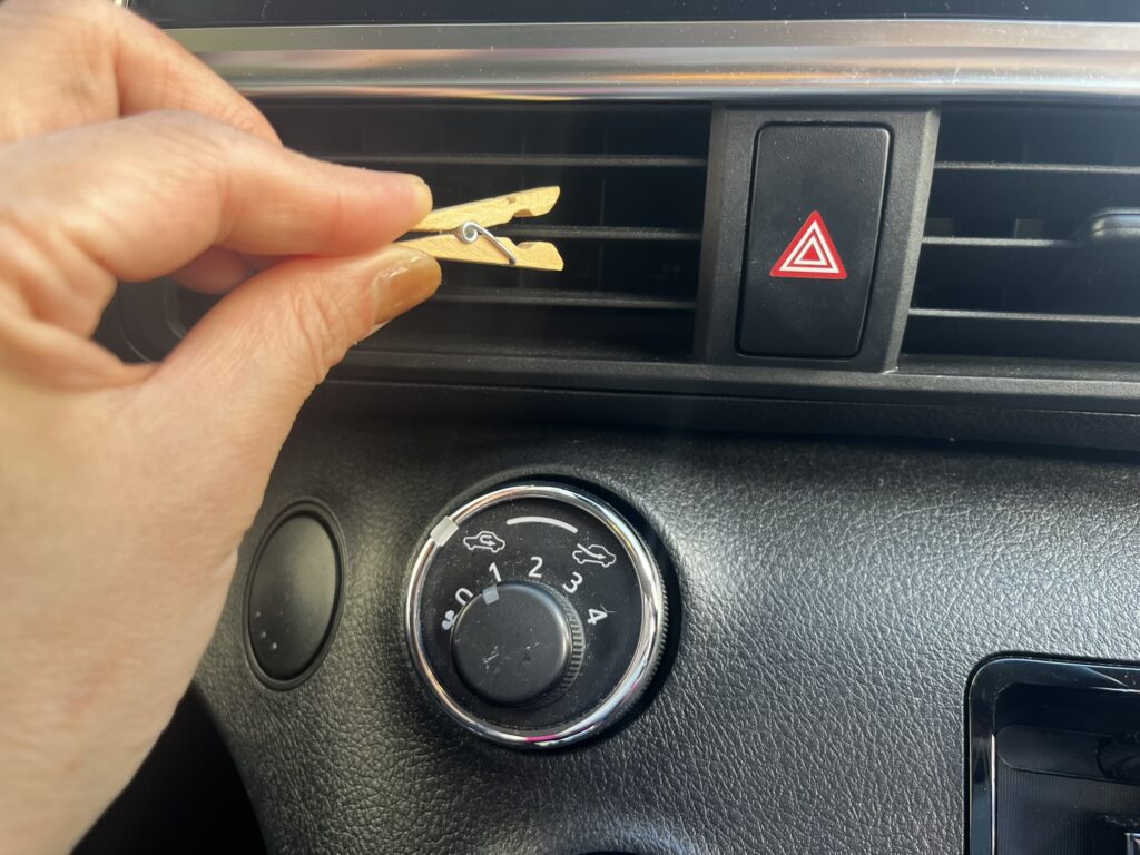 ディフューザークリップを挟む様子